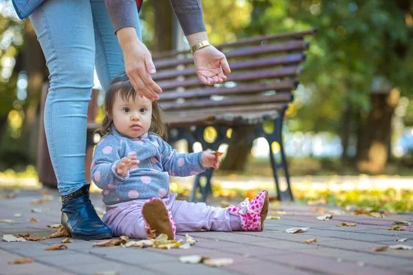 Bébé Fille Installer Dans Parc Lever Les Mains Pour Être — Photo