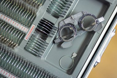 Düzeltici lensler. Gözlük ayarlandı. Oftalmoloji kavramı.