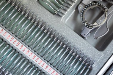 Optisyen için pek çok farklı deney lensini kapatın. Gözlük seçimi için göz merceği seti. Optometrik lens ölçümü