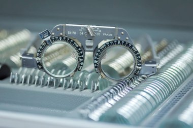 Göz teması çerçevesi, bir çok farklı deney lensi olan gözlükçüler için. Optometrik çerçeve ölçümü