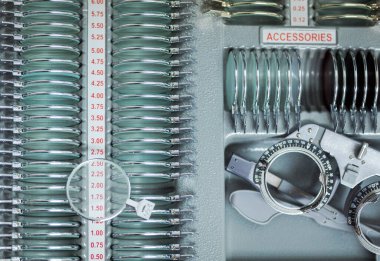 Değiştirilebilir lenslerin en üst görünümü ve optometri ve gözlük için özel evrensel deneme oftalmik ayarı