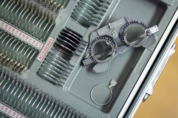 Düzeltici lensler. Gözlük ayarlandı. Oftalmoloji kavramı.