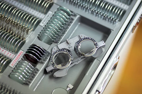 Düzeltici lensler. Gözlük ayarlandı. Optometrist deneme çerçevesi. 