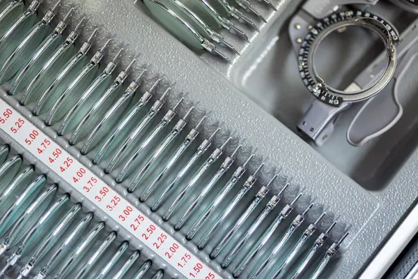 Optisyen için pek çok farklı deney lensini kapatın. Gözlük seçimi için göz merceği seti. Optometrik lens ölçümü