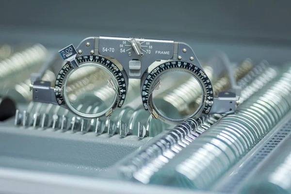 Göz teması çerçevesi, bir çok farklı deney lensi olan gözlükçüler için. Optometrik çerçeve ölçümü