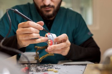 Diş teknisyeni kalıpları ve diş macunu kapatıyoruz. Diş protezi hazırlama