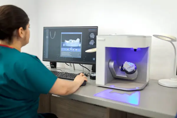 Zahnarzt Arbeitet Computer Mit Einer Dentalscansoftware Zur Herstellung Von Zahnersatz Stockbild