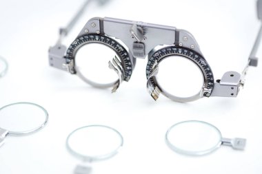 Göz testi çerçevesini beyaz arkaplan üzerinde göz koruması için farklı deneme lensleri olan gözlükçüler için kapat