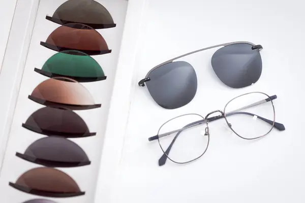 Brillengestell Der Nähe Vieler Farbiger Brillengläser Zum Schutz Vor Sonneneinstrahlung Stockfoto