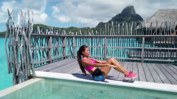 Voyage Actif Fitness Femme Tonique Avec Corps Forme Faisant Crunch — Video