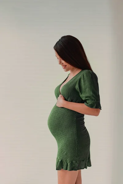 Zwangerschap Fotoshoot Mooie Zwangere Vrouw Model Profiel Dragen Jurk Laten — Stockfoto