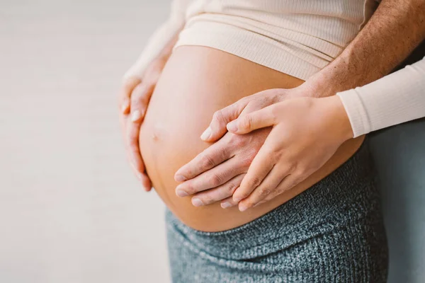 Hamile Bir Adam Hamile Bir Kadın Bebek Bekliyor Mutlu Aile — Stok fotoğraf