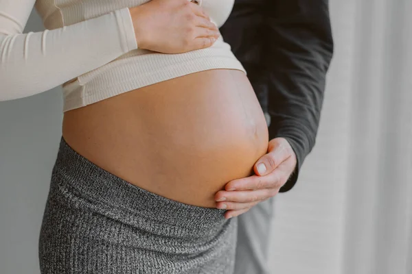 夫妇期待着孩子出生 男人在怀孕期间爱抚孕妇的胃 产妇枪伤 — 图库照片