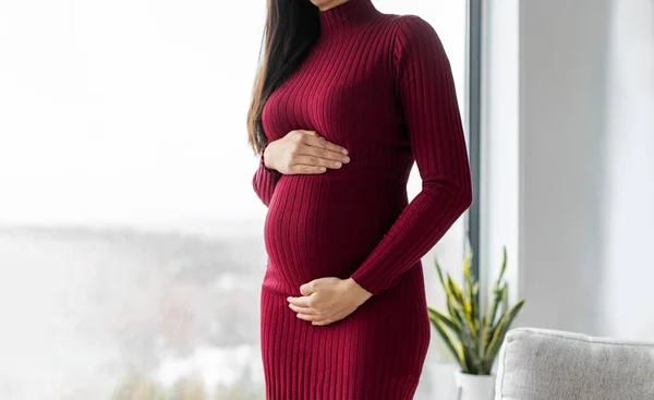 Terhes Profil Fogja Hasát Piros Ruhában Gyönyörű Modell Terhesség Anyasági — Stock Fotó