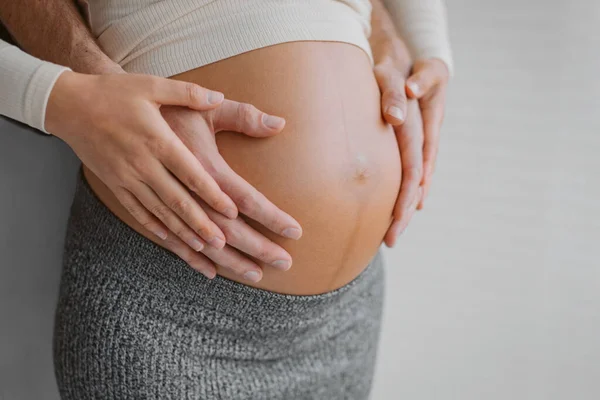 Hamile Bir Adam Hamile Bir Kadın Bebek Bekliyor Mutlu Aile — Stok fotoğraf