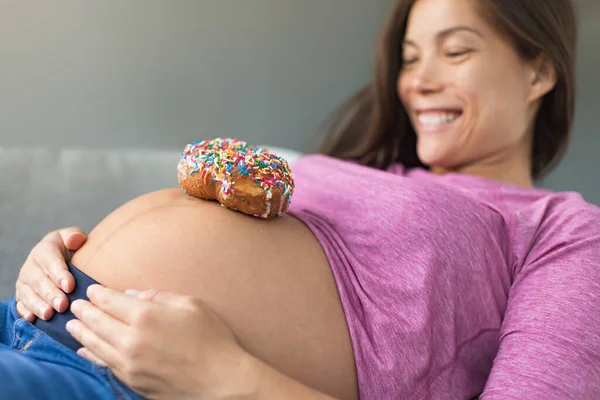 Ongezond Voedsel Tijdens Zwangerschap Suiker Verleiding Hunkeren Aziatische Zwangere Vrouw Rechtenvrije Stockfoto's