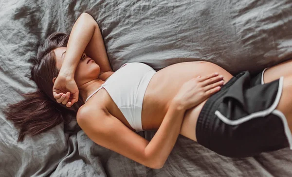 Mujer Embarazada Cansada Durmiendo Cama Escondiendo Cara Llorando Depresión Sintiendo Imagen de archivo