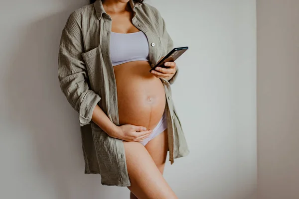 Zwangere Vrouw Met Behulp Van Telefoon App Voor Online Zwangerschap — Stockfoto