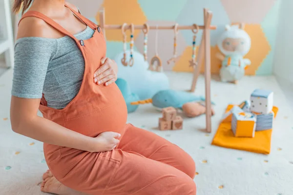 Zwangere Vrouw Buik Met Baby Activiteit Sportschool Spelen Speelgoed Speeltje — Stockfoto
