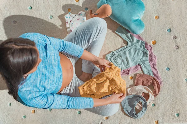 Mujer Embarazada Feliz Está Sentado Con Regalos Ducha Del Bebé Imagen de archivo