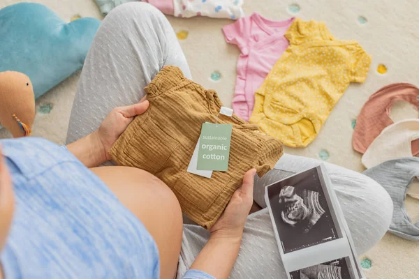 Babykleding Van Biologisch Katoen Zwangere Vrouw Winkelen Duurzame Gezonde Babykleding Rechtenvrije Stockfoto's