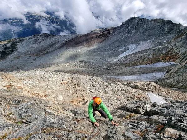 位于加拿大不列颠哥伦比亚省惠斯勒市的费拉塔山地登山者爬上陡峭的岩石 夏天的冒险 — 图库照片