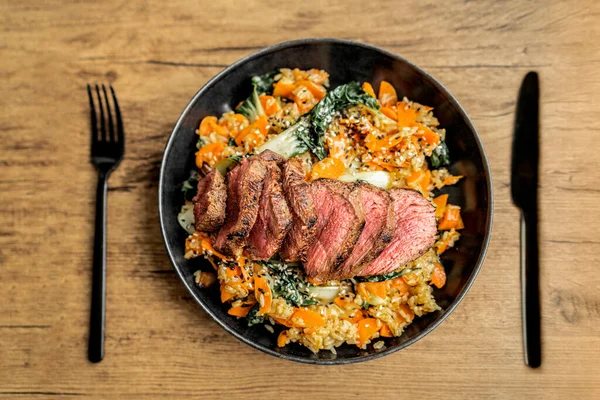 Thuis Koken Biefstuk Maaltijd Bovenaanzicht Houten Tafel Heerlijke Sauteed Groenten Rechtenvrije Stockafbeeldingen