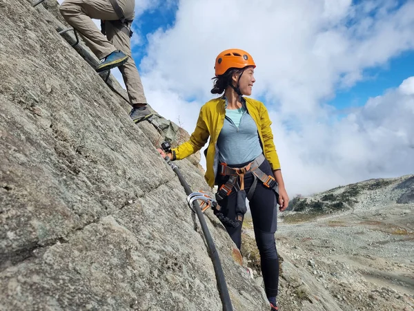ウィスラーピークの上にフェラタハイキング登山を介して ブリティッシュコロンビア カナダの休暇中の観光客のためのガイド付きツアーグループ活動 アジアの女性ハイカーは幸せ — ストック写真