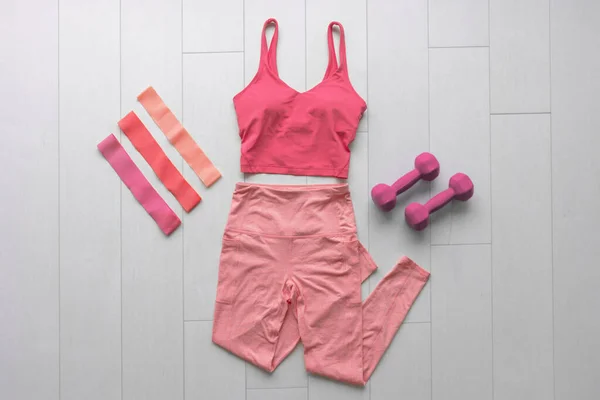 Fitnesskleding Plat Lay Out Thuis Met Weerstandsbanden Haltergewichten Roze Athleisure Stockfoto