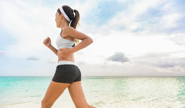 Zdrowy Biegacz Dziewczyna Jogging Plaży Rano Trening Słońcem Tropikalnym Tle — Zdjęcie stockowe