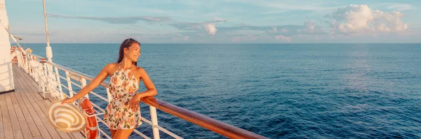 在加勒比豪华旅行中 邮轮上的妇女在甲板上放松地观看日落 海船全景横幅 多种族模式 — 图库照片