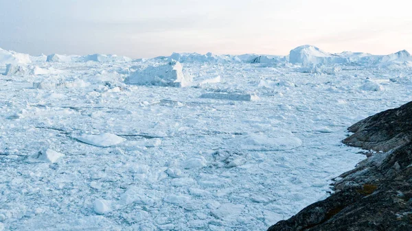Iceberg航空无人机图像 全球暖化和气候变化概念 迪斯科湾绿地上的巨大冰山 来自融化冰川Sermeq Kujalleq冰川的Ilulissat冰柱 Jakobhavns冰川 — 图库照片