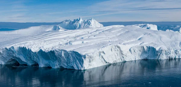 Iceberg航空无人机图像 全球暖化和气候变化概念 伊卢利萨特冰川融化后的冰川Sermeq Kujalleq冰川 Jakobhavns冰川的绿地上的迪斯科湾巨型冰山 — 图库照片