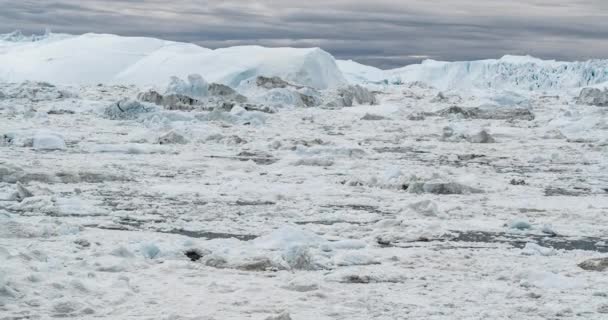 格陵兰北极自然景观中冰川的冰山和冰 Ilulissat Icefjord冰山的录像 受气候变化和全球变暖影响的国家 — 图库视频影像
