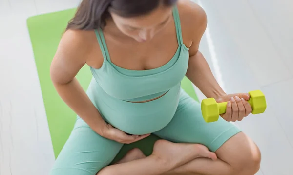 妊娠と運動の概念 妊娠中の女性ホームワークアウト ダンベルウェイトでフィットネス強度トレーニング演習 体のトレーニング腕のカールは腹と腕の閉鎖 妊娠中の女性三学期 — ストック写真