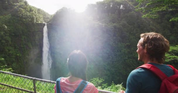 Τουρίστες Της Χαβάης Στο Καταρράκτη Akaka Falls Νεαρό Ζευγάρι Backpackers — Αρχείο Βίντεο