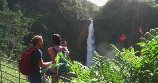 Urlaub Auf Hawaii Paar Touristen Auf Hawaii Bei Einem Wasserfall — Stockvideo
