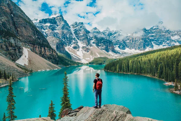 カナダはアルバータ州のモレーン湖バンフ国立公園で男ハイカーを旅行します カナダの岩の風景の人々はバックパックのライフスタイルでハイキング — ストック写真