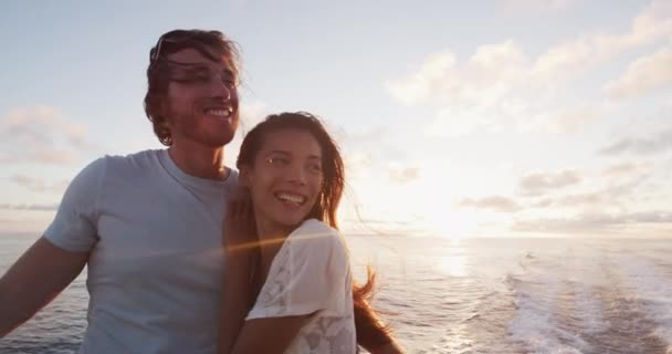 Yacht Life Romantisk Par Som Nyter Solnedgang Små Cruisebåter Som – stockvideo