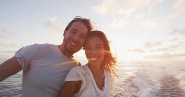 Пара Човні Насолоджується Романтичним Заходом Сонця Над Океаном Круїзному Кораблі — стокове відео