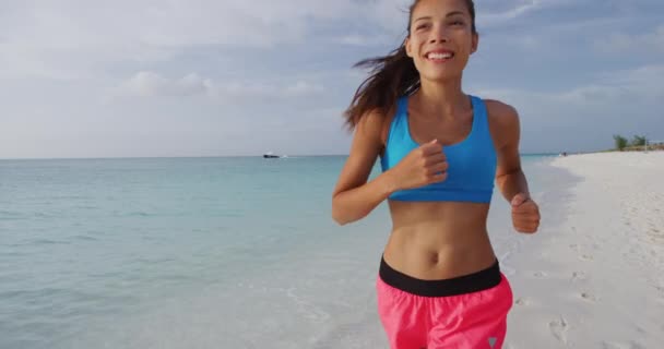 跑步动机 女跑步者在夏季海滩训练穿着运动胸罩和霓虹灯短裤慢跑 适合多种族健身模式 用慢镜头定格射击 — 图库视频影像