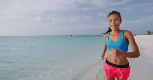 在海滩上跑步的年轻健康的亚洲女子跑步者训练她的有氧运动以达到体形 体重减轻 积极健康生活的概念 — 图库视频影像