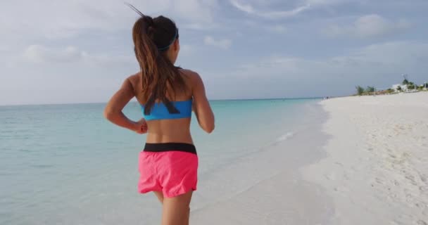 成功与决心的概念视频 果断的女赛跑选手在日落时在海滩上慢跑 Steadicam 慢动作跑动中的胖胖的年轻女子 — 图库视频影像