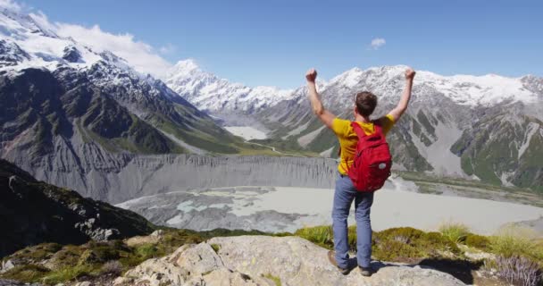 纽西兰徒步旅行的自然徒步旅行者成功地赢得了比赛 远游户外的背包客在鸟崎山 库克山国家公园看到库克山 欢呼雀跃 Red Epic — 图库视频影像