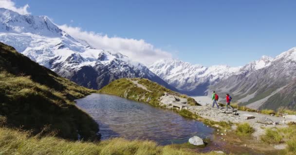 在新西兰山区徒步旅行 情侣们走在西丽塔尔山远足路线上 与著名的旅游胜地库克山风景相映成趣 — 图库视频影像