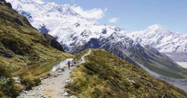 クック シリー ターンズの新しいニュージーランドのハイキングガールハイカーは 南の島の南のアルプスをトレイルします 山の中のミューラー小屋ルートを一人で歩く旅行アドベンチャーライフスタイルの観光客の女性 — ストック動画