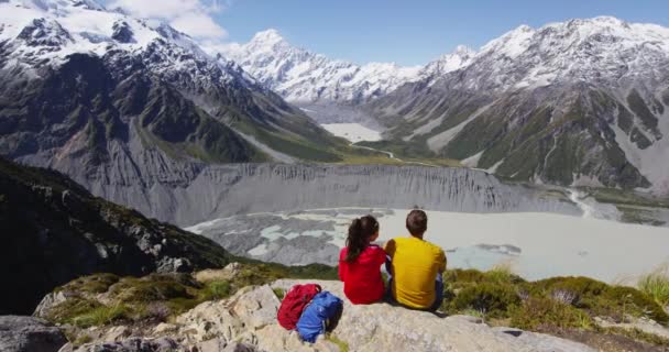 背包客夫妇徒步旅行看库克山的景色 在新西兰的山地旅行 在南岛的阿尔卑斯山中 徒步旅行的人都很放松 — 图库视频影像