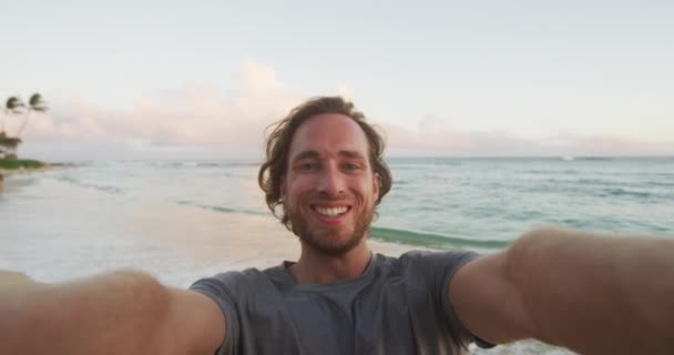 Reise Strandurlaub Junger Mann Macht Selfie Strand Glücklich Porträt Eines — Stockvideo