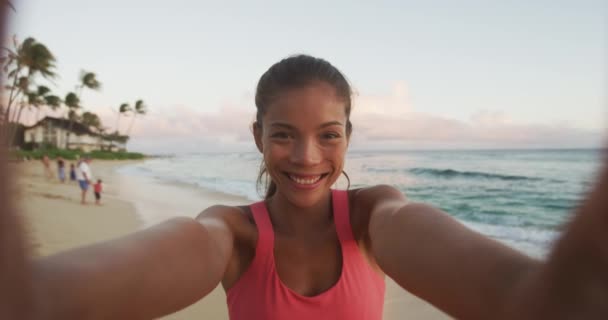 Vídeo Selfie Viagem Praia Férias Jovem Mulher Tomando Selfie Praia — Vídeo de Stock