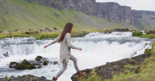 Ταξιδιωτικό Βίντεο Της Ισλανδίας Γυναίκα Περπατά Δίπλα Καταρράκτη Στην Ισλανδία — Αρχείο Βίντεο